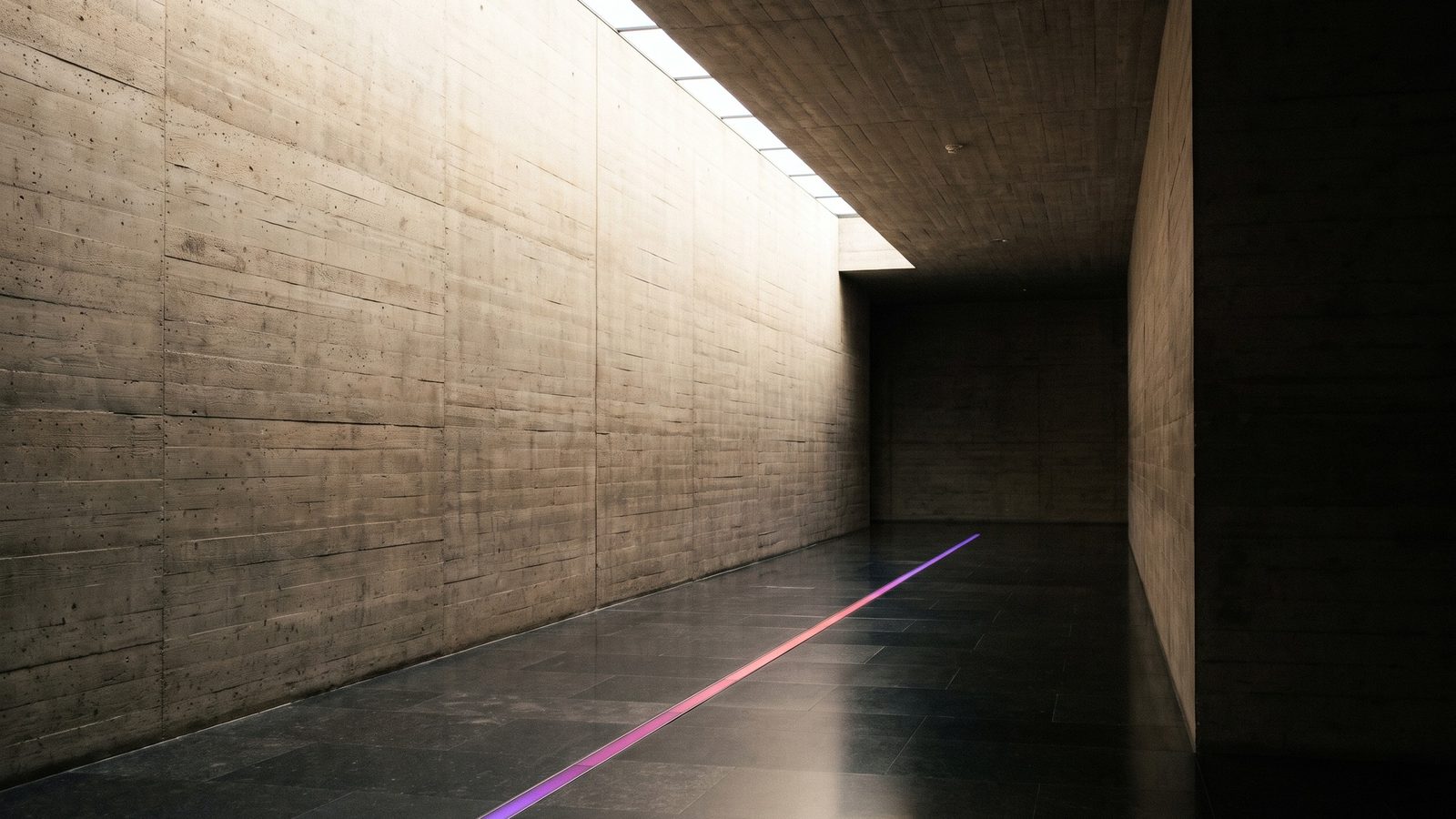 Pasillo de hormigón con una línea de luz en el suelo